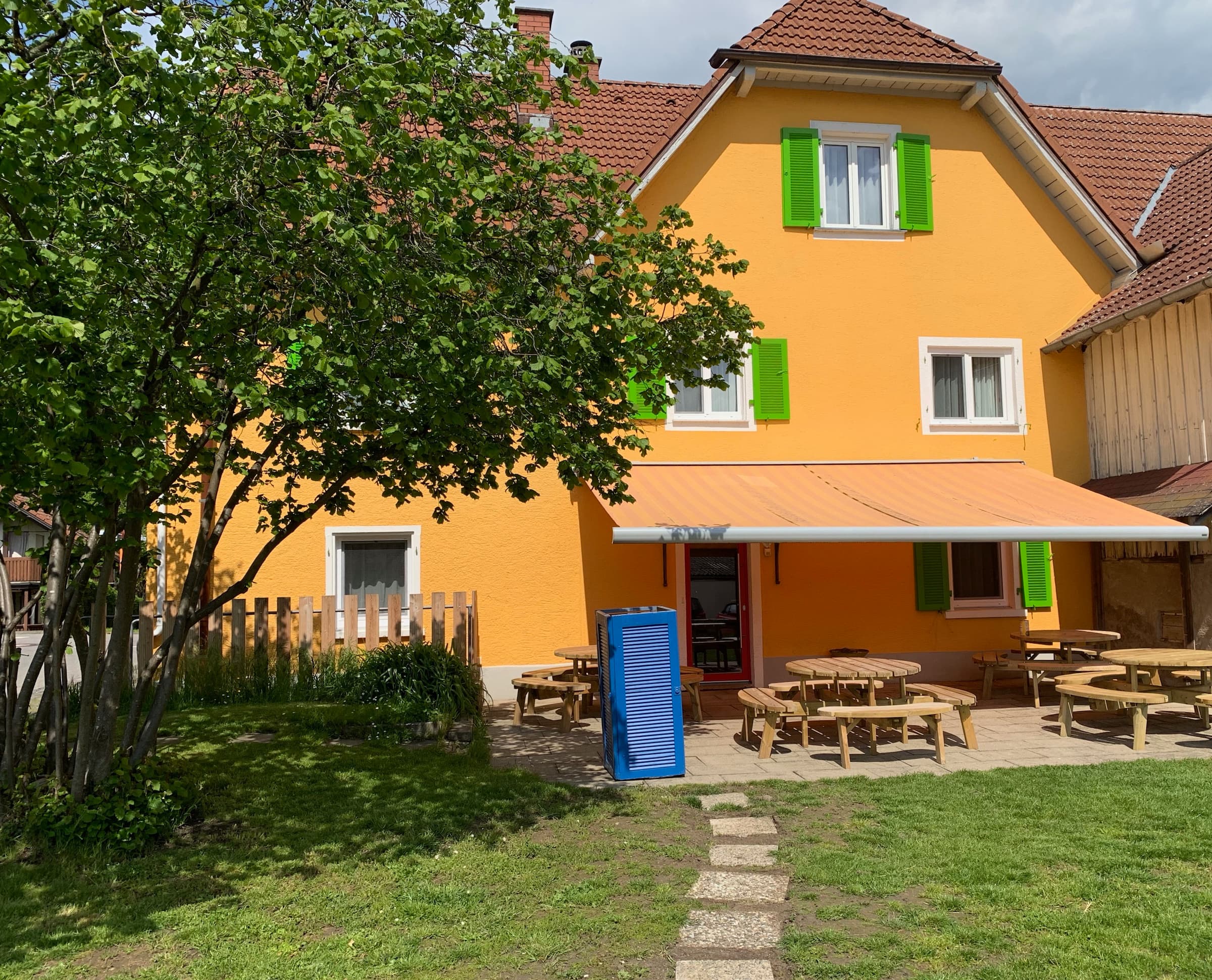 jugendhotel-am-see_ansicht-aussen_garten_terrasse